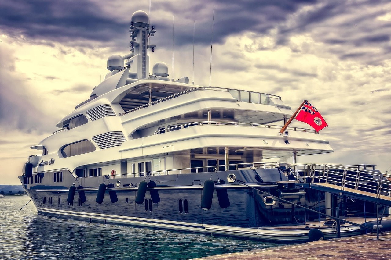 Der größte Motor-Segelkreuzer der Welt im Hafen von Palma de Mallorca