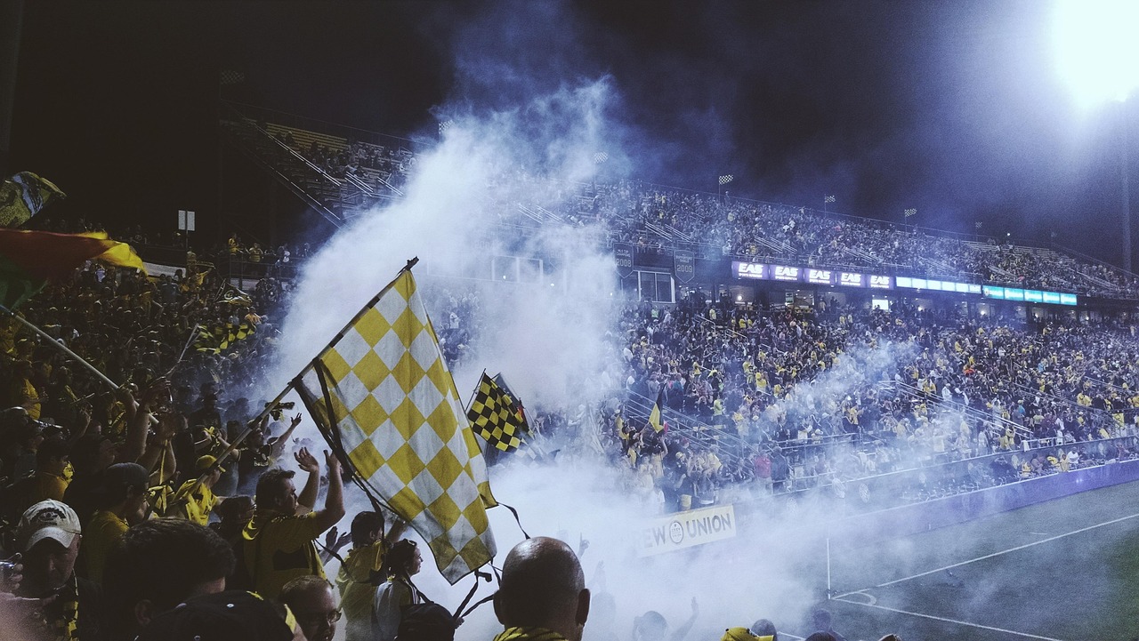Straßenschlacht zwischen Fans von Athletic Bilbao und Real Mallorca in Sevilla