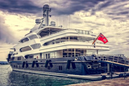 Luxusyacht mit prominenten Gästen vor Mallorca: Ein Blick auf die Rising Sun