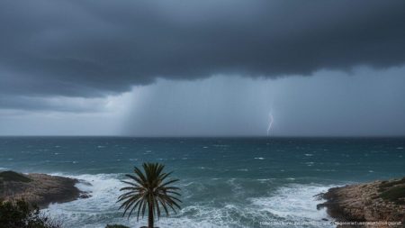 AEMET warnt vor starkem Regen auf den Balearen Stürmischer Himmel mit starken Regenwolken über der Küste der Balearen, markiert durch dunkle Wolken und Regenfälle