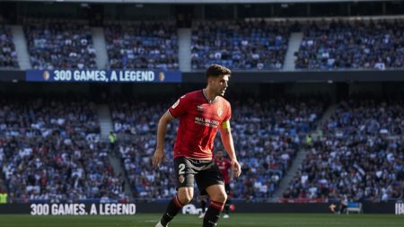 Antonio Raíllo im Real Mallorca-Trikot spielt im Stadion San Mamés in Bilbao, feiert 300 Spiele.