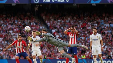 Torwart hält einen Schuss während eines spannenden Fußballspiels zwischen Atlético Madrid und Mallorca im Stadion
