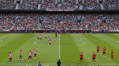 Atlético Madrid trifft auf Real Mallorca: Spannendes La Liga-Duell Livebild von einem voll besetzten Son Moix Stadion in Palma mit Atlético Madrid und Real Mallorca Spielern auf dem Spielfeld bei einem La Liga Spiel