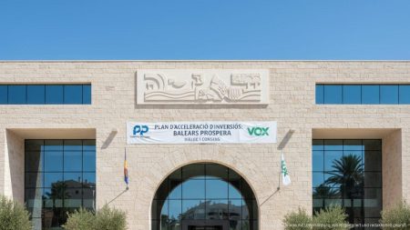 Scheidung zwischen PP und Vox verhindert Investitionsplan auf den Balearen Parlamentsgebäude auf den Balearen bei klarem Himmel symbolisiert politische Spannungen zwischen PP und Vox über Investitionsplan