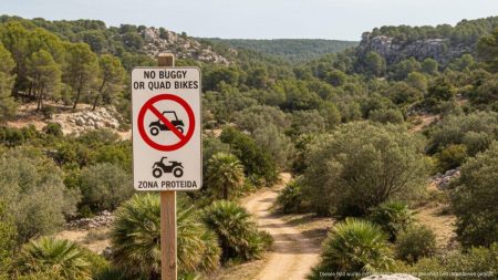Capdepera beschränkt Buggy-Touren in Naturschutzgebieten Verbotsschild für Buggy- und Quad-Fahrten auf einem ländlichen Weg in einem Naturschutzgebiet auf Mallorca