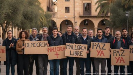 Charlie Kirks Vermächtnis und der Widerstand auf Mallorca Menschen unterschiedlicher Herkunft vereint in einem öffentlichen Platz auf Mallorca, symbolisierend politische Spannungen und demokratischen Widerstand