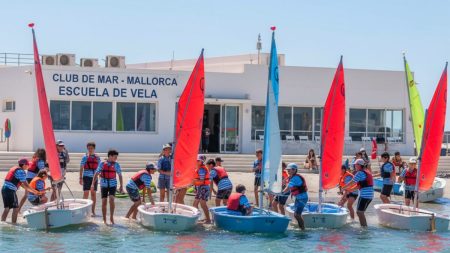 Club de Mar-Mallorca eröffnet neue Segelschule mit großem Erfolg Kinder beim Segeln an der neuen Segelschule des Club de Mar-Mallorca während der Eröffnung an einem sonnigen Tag