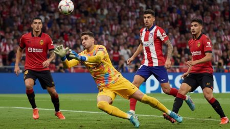 Spannendes soccer match zwischen Atlético Madrid und Mallorca mit einem Torwart, der einen Schuss im letzten Moment pariert