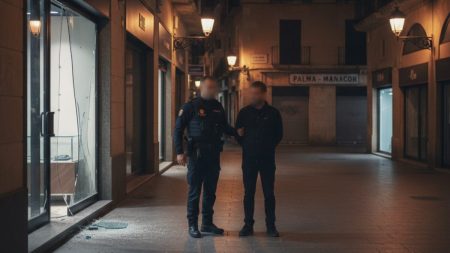 Mann wegen Einbruchsserie in Manacor und Palma in Haft Polizeiliche Festnahme eines mutmaßlichen Einbrechers vor einem Geschäft mit zerbrochenem Glas in Palma bei Nacht