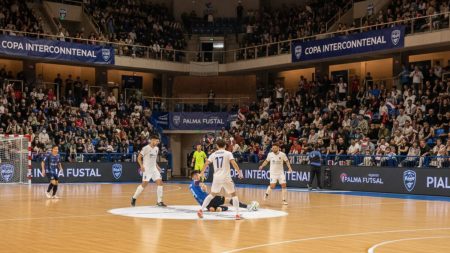 Innenaufnahme des Palau Municipal d’Esports de Son Moix in Mallorca während eines internationalen Futsal-Turniers mit Spielern und Zuschauern