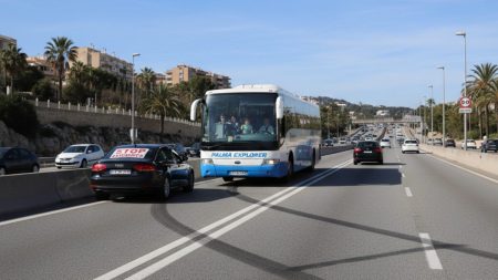 Gefährliche Fahrmanöver in Palma: Fahrer auf Mallorca angezeigt Touristenbus und Auto auf der Vía de Cintura in Palma de Mallorca mit riskanten Fahrmanövern eines Fahrers