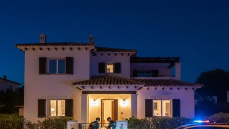 Gewalttätiger Überfall in Alcúdia: Polizei nimmt Verdächtigen fest Nachtaufnahme eines Wohnhauses in Alcúdia mit Guardia Civil Polizisten und Einsatzfahrzeugen bei einer Festnahme nach einem gewalttätigen Überfall