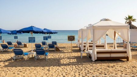 Baustelle am Sant Llorenç Torrent auf Mallorca mit verstärktem Flusskanal und modernem Kreisverkehr zur Verbesserung des Hochwasserschutzes