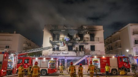 Nächtlicher Brand eines ehemaligen Apartahotels in Santa Margalida auf Mallorca mit Feuerwehr bei der Evakuierung der Bewohner