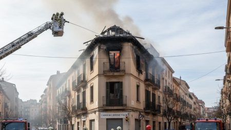 Feuerwehrleute löschen Großbrand im Dachgeschoss eines Wohngebäudes im Stadtteil es Molinar in Palma