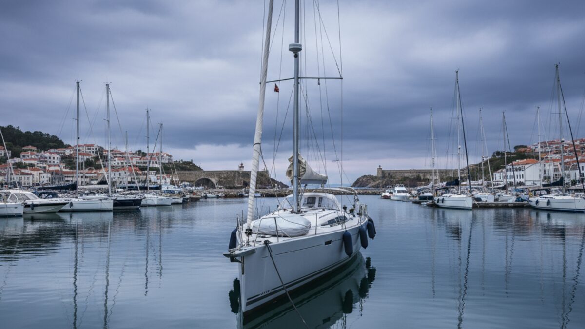 Segelyacht Cristalmina Majorica sicher im Hafen von Cascais unter bewölktem Himmel vor dem Sturm Gabrielle
