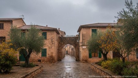 Herbstliches Wetter auf Mallorca: Regen und milde Temperaturen Herbstliches Wetter auf Mallorca mit bewölktem Himmel, leichter Regen und milden Temperaturen in Alcúdia