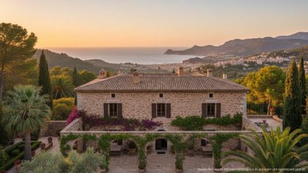 Drew Aaron erwirbt historische Villa auf Mallorca Historische Villa S’Atalaya auf Mallorca mit Blick auf die Bucht von Palma und das Dorf Valldemossa bei Sonnenuntergang