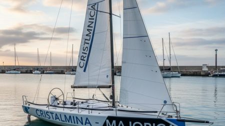 Segelboot Cristalmina-Majorica mit RCNP-Flagge im Hafen von Les Sables d’Olonne bei Vorbereitung zur Mini Transat Regatta