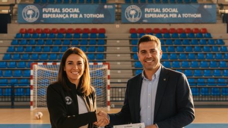 Symbolische Übergabe von Eintrittskarten durch Illes Balears Palma Futsal zur Unterstützung sozial benachteiligter Familien im Palau Municipal d’Esports de Son Moix