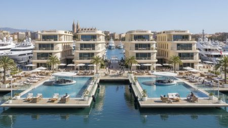 Neuer Luxushafenclub in Palma öffnet seine Pforten Luxushafenclub in Palma mit mehreren modernen Gebäuden, großen Yachten und offenen, hellen Bereichen in mediterraner Atmosphäre
