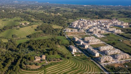 Panoramablick auf Mallorcas Landschaft mit neuem Wohnungsbau neben geschützten Agrar- und Waldflächen als Symbol für Bevölkerungsexplosion durch Bauvorschriften