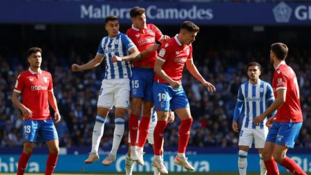 Professionelles Fußballspiel zwischen Mallorca und Alavés im modernen Stadion mit engagierten Spielern im Wettbewerb um den Ball