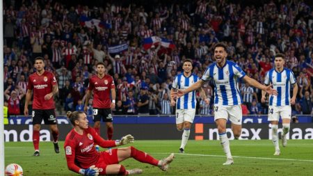 Dramatisches Fußballspiel zwischen Mallorca und Espanyol mit Torwart, der einen Ball verpasst, und gegnerischen Spielern, die jubeln