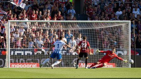 Live-Fußballspiel im Son Moix Stadion mit Mallorca und Espanyol während eines Elfmeter-Pfiffs, intensives Duell und jubelnde Fans
