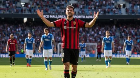 RCD Mallorca Spieler feiert ein Tor beim wichtigen 1-0 Heimsieg gegen Deportivo Alavés im Son Moix Stadion