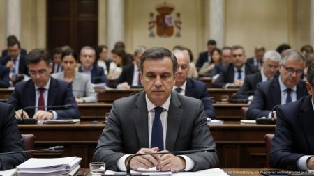 Politiker im Parlament schweigt während Debatte zum Fall Hidrocarburos mit ernster Atmosphäre