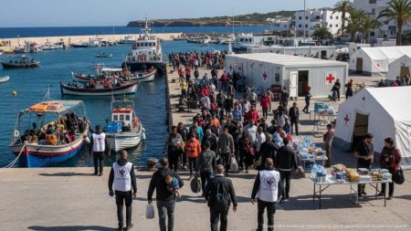 Hafen auf den Balearen mit Booten und humanitärer Hilfe während des Migrationsnotstands in Spanien