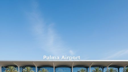 Der Haupteingang des Flughafens Palma mit klarer Beschilderung "Palma Airport" vor blauem Himmel, symbolisch für die Debatte um die Namensänderung des Flughafens in Palma.