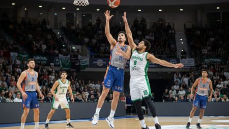 Spannender Basketballmoment mit Palmer Basket und Agropal Palencia in einem engen Spiel in der Primera FEB