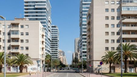 Probleme im teuren Stadtviertel Nou Llevant in Palma Stadtviertel Nou Llevant in Palma mit modernen Wohnanlagen und älteren Gebäuden, das soziale Herausforderungen zeigt