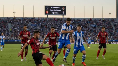 Dynamische Fußballszene im Son Moix Stadion mit RCD Mallorca und Deportivo Alavés Spielern während eines La Liga Spiels