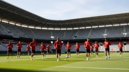 RCD Mallorca Fußballteam trainiert auf grünem Spielfeld im Stadion Son Moix bei klarem Himmel, zeigt Kampfgeist in schwieriger Saisonstartphase