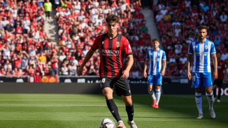 19-jähriger Fußballspieler von Real Mallorca in Aktion während eines Heimspiels im Stadion