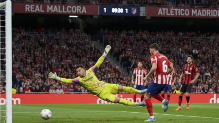 Real Mallorcas Torhüter hält einen Elfmeter gegen Atletico Madrid in einem spannenden Fußballspiel