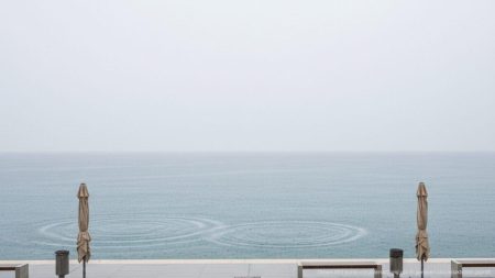 Regen und milde Temperaturen auf Mallorca erwartet Sanfte Meereswellen und Regen an der Küste Mallorcas an einem bewölkten Tag mit milden Temperaturen