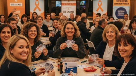 Teilnehmende einer Solidaritätsbingo-Veranstaltung in Ses Salines sammeln Spenden für die Krebsbekämpfung