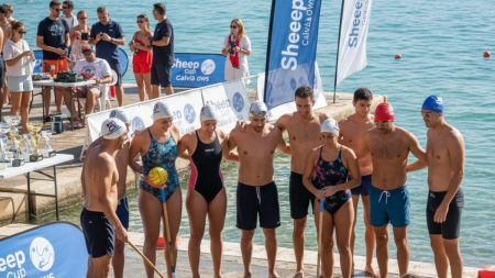 Sportliche Schwimmer und Waterpolospieler während der Sheep Cup Calvià OWS Sportveranstaltung am Wasser in Port Adriano