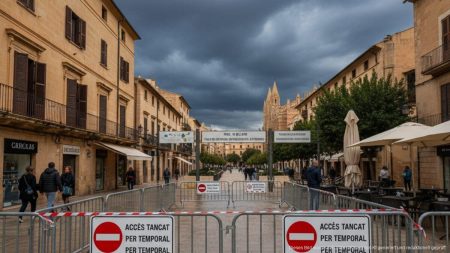 Sturmwarnung in Palma: Strenge Sicherheitsmaßnahmen aktiviert Straßenszene in Palma de Mallorca mit geschlossenen Zugangsschildern und dunklen Sturmwolken bei aktiviertem Katastrophenschutz