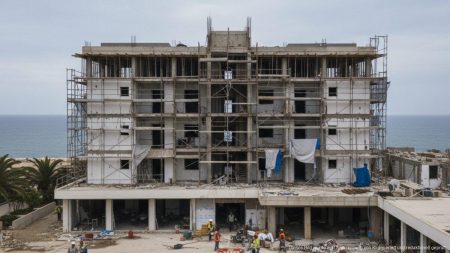 Umbau-Chaos führt zur Schließung des Vell Marí Hotels auf Mallorca Teilweise unvollständiges Vier-Sterne-Hotel Vell Marí auf Mallorca mit Baustellen und abgerissenen Apartmentblöcken im Umbau