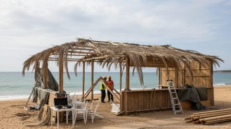 Unwetter zerstört Strandbar auf Mallorca: Moomba Beach Café Beschädigte Strandbar Moomba Beach Café auf Mallorca nach einem schweren Unwetter mit zerstörtem Bambusdach und beginnenden Reparaturarbeiten