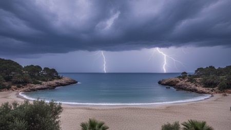 Unwetterwarnungen auf Mallorca: Regen und Gewitter im Anmarsch Coastline of Mallorca under dark rain clouds with lightning and light rain, illustrating storm warnings and autumn weather transition