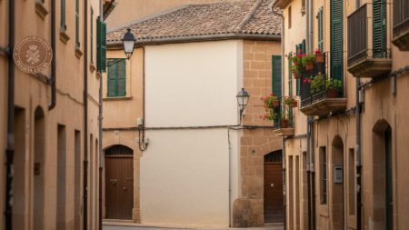 Straße in Felanitx mit sauberer Wandfläche ohne Graffiti, symbolisch für den Kampf gegen Vandalismus und politisch motivierte Botschaften