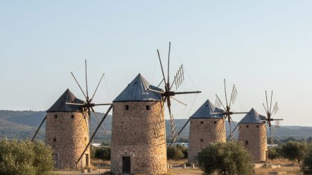 Verfallene historische Windmühlen auf Mallorca nahe dem Flughafen Palma de Mallorca in einer natürlichen Landschaft, Symbol für kulturelles Erbe und Restaurierungsbedarf