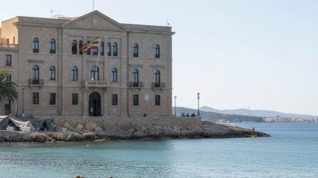 Regierungsgebäude auf den Balearen mit symbolischer Darstellung von Migranten und vorübergehenden Unterkünften bei Tageslicht