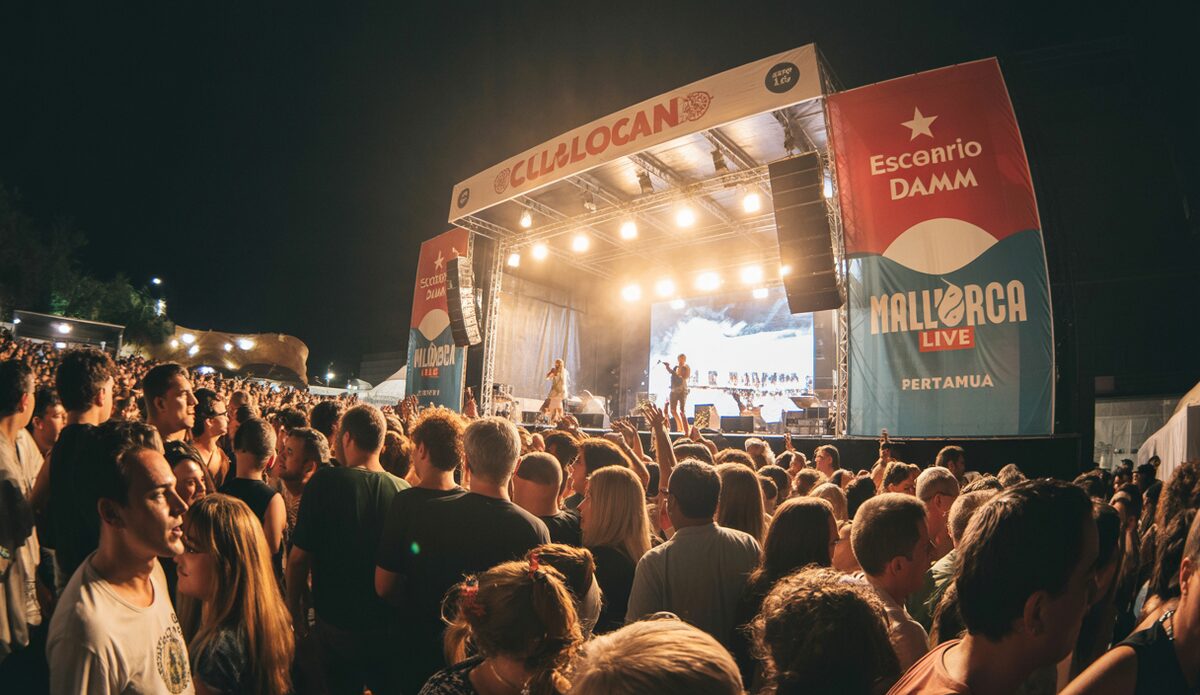 Aitana tritt beim gut besuchten Mallorca Live Festival 2026 auf der Bühne auf.